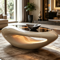 Table basse ovale en fibre de verre beige brillante avec lumière LED intégrée, plateau en verre noir pour un espace de vie moderne et luxueux