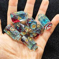 Vente en gros de nouveau jeu de dés polyédriques en résine en forme de bouteille noir blanc bleu avec feuille d'or Logo personnalisé pour les jeux de table DND RPG
