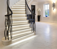 Escalier courbé sur mesure de haute qualité avec marches en bois et marches en pierre pour villas de luxe