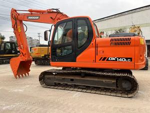 Excavatrice sur chenilles Doosan DX140LC orange, équipement de construction robuste - Product Image 3