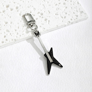 Porte-clés en forme de guitare, mini pendentif en alliage de zinc, accessoire de sac portable, coloré rouge blanc bleu noir - Product Image 4