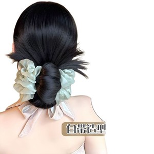 Peluca de moño para mujer, de aspecto natural, con clip para cola de caballo baja, peluca voluminosa para la parte trasera de la cabeza, estilo pintura de tinta verde montaña, con plumas de gallina - Product Image 2