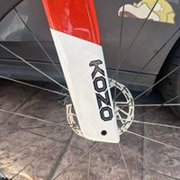 Vélo de course sur route en fibre de carbone Kozo officiel, vente en gros directe d'usine, 7,8 kg, avec dérailleurs hydrauliques Shimano 105 Di2 R7170 (2*12 vitesses)