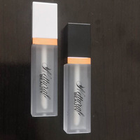 Faible QUANTITÉ MINIMALE DE COMMANDE 7ml vide carré clair givré tubes de brillant à lèvres conteneur noir bouchon blanc lipgloss