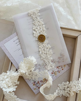 Invitation de mariage vintage avec applique florale en dentelle, impression personnalisée, carte d'invitation en vélin avec sceau de cire pour les invités de mariage