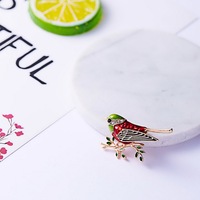 Bros Pin Burung Enamel Wanita, Berhias Berlian Imitasi, Lucu, Hewan Burung yang Sedang Terbang, untuk Syal, Gaun, Mantel, Kerah, Hadiah
