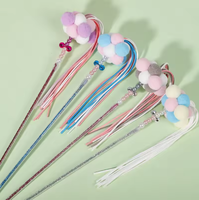 Bâton de jeu interactif pour chat coloré avec un ruban, une pampille, une boule douce perlée, un jouet pour chat en forme de queue et des autocollants pour chat