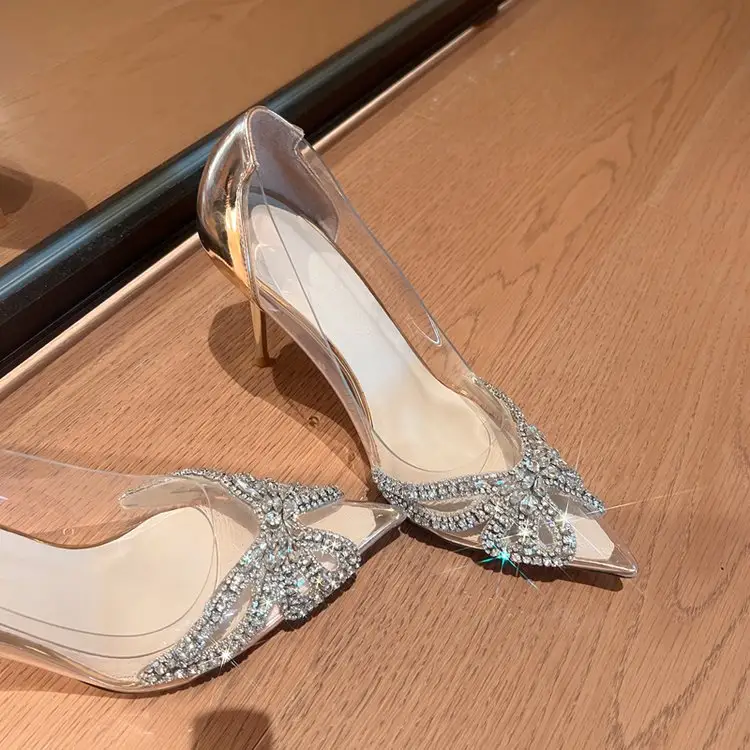 أحذية زفاف كريستالية شفافة مدببة بكعب عالٍ صيفي جديد متعدد الاستخدامات من الفراشة الماسية