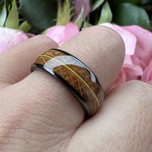 Bague Coolstyle en tungstène noir avec incrustation de corde de guitare en bois de fût de whisky de 8 mm pour hommes et femmes, idéale pour fiançailles et mariage - Product Image 6
