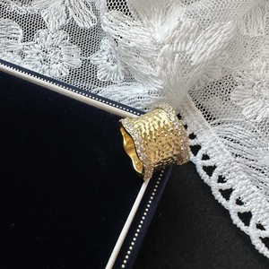 Anneaux de mode en argent S925 de luxe européen et américain, style médiéval léger, motif texturé, zirconium, simple et élégant - Product Image 1