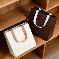 Sacs en papier de luxe durables pour bijoux, colliers et bagues, emballage cadeau personnalisé avec logo imprimé et poignée en ruban, vente en gros