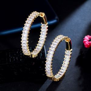 Boucles d'oreilles créoles en forme de C tendance coréennes plaquées or avec zircon, design géométrique brillant avec perle, principalement en alliage de cuivre - Product Image 6