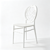 Chaise Chiavari en plastique empilable, dossier creux en forme de cœur, pieds imitation bambou, blanche, pour mariages, banquets et événements (vente en gros)