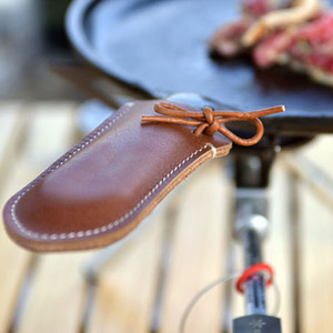 Outdoor camping leather pot handle cover, heat-insulating frying pan handle protector. - Product Image 1
