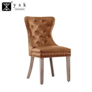 Chaise de salle à manger commerciale de dos d'aile de tissu de soie de couleur brune avec tufté et goujons finis pour le AC-100 de restaurant - Product Image 1