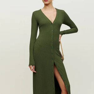 Abito lungo estivo da donna a maniche lunghe con scollo a V, gonna in maglia con spacco, design con bottoni, vestibilità morbida ed elasticizzata, elegante e sexy. - Product Image 1