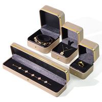 Boîte à bijoux en cuir PU haut de gamme à bords dorés, coins arrondis, motif uni, sans fermeture, emballage élégant pour bagues et bracelets