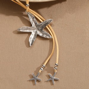 Collier pendentif en alliage d'étoile de mer tissé pour femmes Uionen 1427 chaîne à maillons exagérée à la mode principalement en laiton - Product Image 1