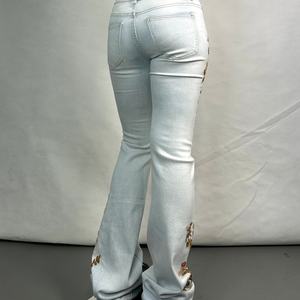 กางเกงยีนส์ลายดอกไม้สำหรับผู้หญิง OEM กางเกงเดนิมปักลายตามสั่ง กางเกงลำลองทรงสกินนี่แบบซัก - Product Image 3