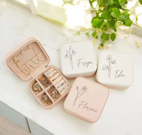 Boîte à bijoux de luxe en cuir PU avec logo personnalisé, fermeture éclair, forme carrée, bordure festonnée, poignée en ficelle et nœud en ruban pour bijoux