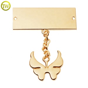 Etichette Metalliche Personalizzate per <span class=keywords><strong>Abbigliamento</strong></span>, <span class=keywords><strong>Accessori</strong></span> per Indumenti in Metallo Dorato con Logo a Farfalla - Product Image 3