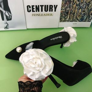 Escarpins noirs de luxe pour femme avec talons hauts de 8 cm, fleur blanche et perle au dos, pour soirée - Product Image 6