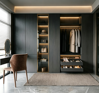 Dressing moderne gris foncé avec armoire intégrée, éclairage LED, coiffeuse et meuble de rangement sur mesure pour chambre à coucher