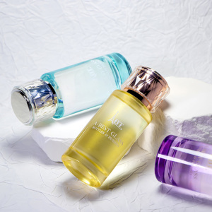 Flacons de parfum cylindriques en verre dégradé de luxe en gros - 30 ml, 50 ml, 100 ml - Teinte violet/or avec vaporisateur pompe - Product Image 6