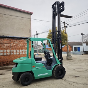 Chariot élévateur Mitsubishi FD30 d'occasion, 3 tonnes, 3 mètres, fabriqué au Japon, bon état de marche - Product Image 2