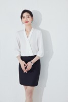 Chemise d'uniforme classique pour femmes, idéale pour les réceptionnistes d'hôtel et le personnel d'accueil en restauration.