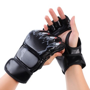 Gants de Muay Thai et de Kickboxing professionnels noirs à demi-doigts en cuir PU antidérapants, imperméables, confortables pour l'entraînement des adultes - Product Image 1