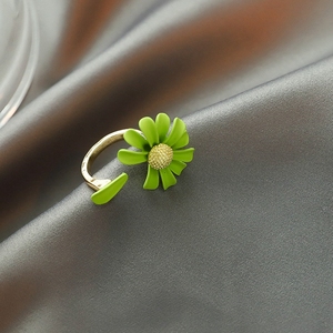Di modo Caldo Femminile Dei Monili Del Polsino del Metallo Regolabile Fiore Verde Bianco Daisy Donne Anelli Fasce o Anelli di Fidanzamento Da Sposa Alla Moda - Product Image 2