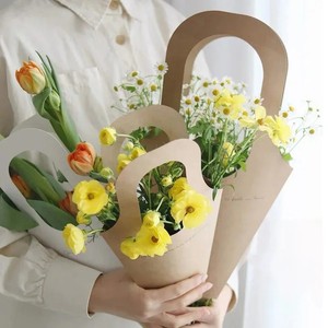 Porta Ramos de Flores de Papel Kraft Ecológico con Asa Integrada y Etiqueta Personalizada para Floristas y Tiendas de Regalos en Todo el Mundo - Product Image 1