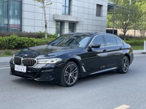 La <span class=keywords><strong>BMW</strong></span> <span class=keywords><strong>Série</strong></span> 5 530Li restylée <span class=keywords><strong>2022</strong></span> avec le pack M Sport est une voiture à essence professionnelle à un <span class=keywords><strong>prix</strong></span> d'exportation abordable - Product Image 2