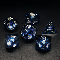 Desain baru Set dadu inti cair DND dadu Resin polihedral dengan tepi tajam permainan papan penjara bawah tanah kustom dadu tajam
