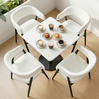 Mobilier de style simple pour pâtisserie et café, tables blanches sur mesure et tabourets rembourrés