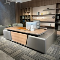 Scrivania Direzionale di Lusso con Pannello in Pelle Integrato, Base in Metallo Color Champagne, Vetrina Espositiva per Suite Ufficio Completa