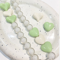 Perles en acrylique couleur unie en forme de cœur avec logo/design graphique, accessoires simples pour chaîne de téléphone DIY, perles de colle crème pour coque de téléphone