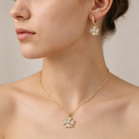 Parure de bijoux trèfle à quatre feuilles en laiton plaqué or 18 carats avec micro-pavé de zircone cubique, comprenant boucles d'oreilles créoles Huggie et collier pendentif, bijoux porte-bonheur pour femme
