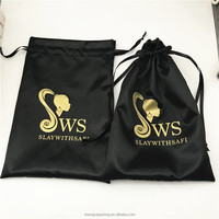 Sac de rangement pour perruque en soie noire satinée avec cordon de serrage simple et logo doré personnalisé sacs en satin pour extensions de cheveux sac à poussière d'emballage