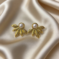 RINHOO Juego de Aretes de Perlas con Flores Estilo Vintage, Aretes de Acero Inoxidable Dorados, Regalo para Mujer