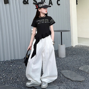 Completi di Abbigliamento per Ragazze Estate 2026: Maglietta Nera a Maniche Corte con Stampa Lettering + Pantaloni Bianchi Larghi, Set 2 Pezzi - Product Image 3