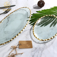 Assiette en verre transparente faite sur commande écologique de chargeur de vaisselle de forme ovale de service de restaurant décoratif avec la jante d'or