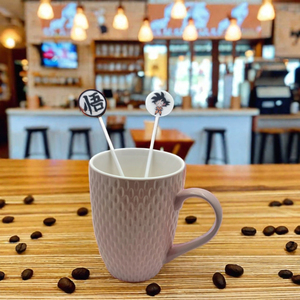 รูปแบบตัวละครการ์ตูนที่ปรับแต่งได้พิ<span class=keywords><strong>ม</strong></span>พ์แท่งหมุนพลาสติกสําหรับกวนเครื่อง<span class=keywords><strong>ม</strong></span>ือชากาแฟบาร์ - Product Image 4