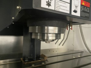 آلة عالية الدقة منخفضة السعر باستخدام الحاسب الآلي VMC1580 CNC <span class=keywords><strong>3</strong></span> محاور 5 محاور آلة طحن المعادن العمودية - Product Image 3