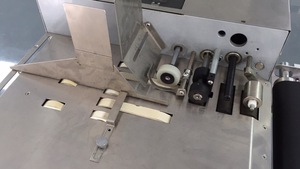 Machine d'étiquetage automatique à adhésif pour sachets plats/livres/couvercles de barils - Product Image 3