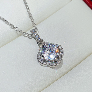 Collana con Ciondolo a Fiore per Donna, Placcata in Rodio con Zirconia Cubica, Gioiello Classico con Catena per Fidanzamento e Matrimonio - Product Image 1