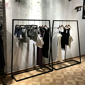 Espositore per Abbigliamento a Forma di A in Metallo Nero, Stand Autoportante a Scala per Boutique e Negozi al Dettaglio - Product Image 1