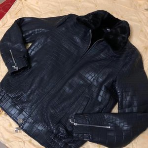 เสื้อแจ็คเก็ตหนังจระเข้สำหรับผู้ชายขายส่ง, ชุดสูทและเสื้อเชิ้ตแบบ OEM/ODM ที่สามารถปรับแต่งได้ พร้อมซับในขนนุ่ม - Product Image 6