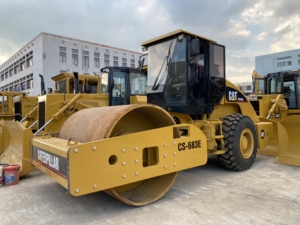 Compacteur vibrant d'occasion CAT CS‑683E, rouleau Caterpillar pour le compactage des bords de route et la préparation du sol sur chantier - Product Image 1